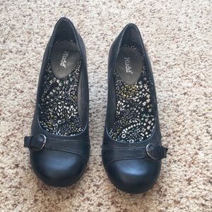 Mudd 2 inch black heals